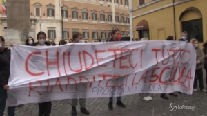 Manifestazione di studenti e genitori davanti al Parlamento:
