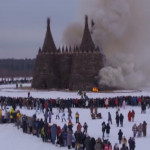 Al ‘Burning man’ russo brucia un castello simbolo del Covid