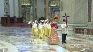 Papa Francesco celebra la comunità filippina