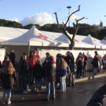 Stop AstraZeneca, caos a Roma all’hub in stazione Termini: il disorientamento della gente in coda