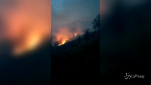 Valsusa, le fiamme divorano il monte Musinè