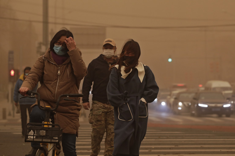 Cina: Pechino smog e tempesta di sabbia