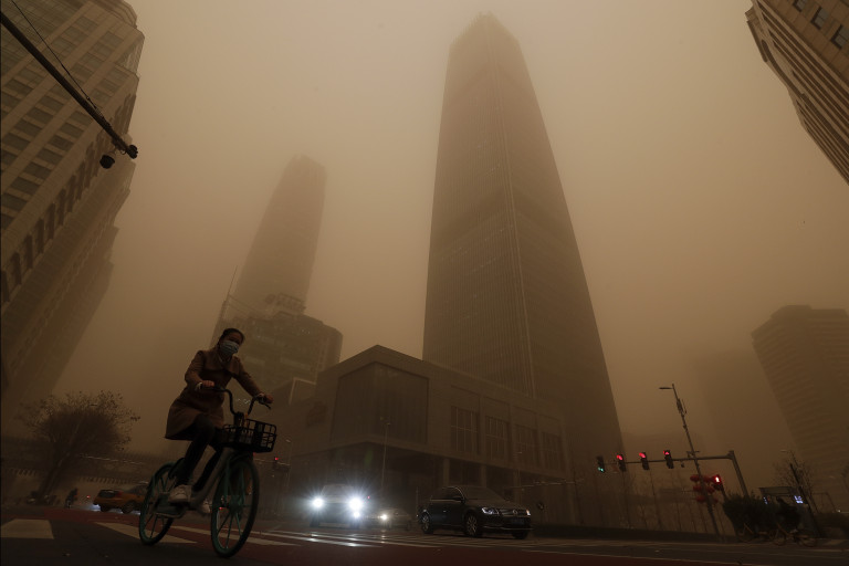 Cina: Pechino smog e tempesta di sabbia