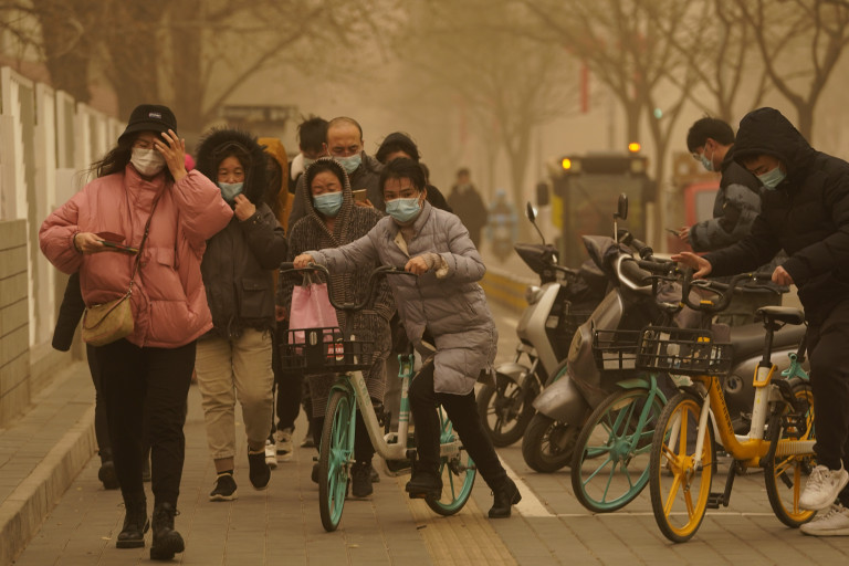 Cina: Pechino smog e tempesta di sabbia
