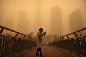 Cina: Pechino smog e tempesta di sabbia
