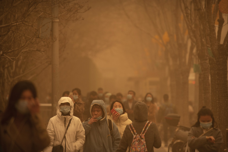 Cina: Pechino smog e tempesta di sabbia