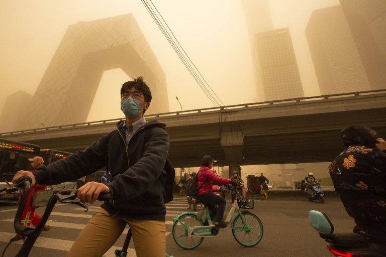 Cina: Pechino smog e tempesta di sabbia