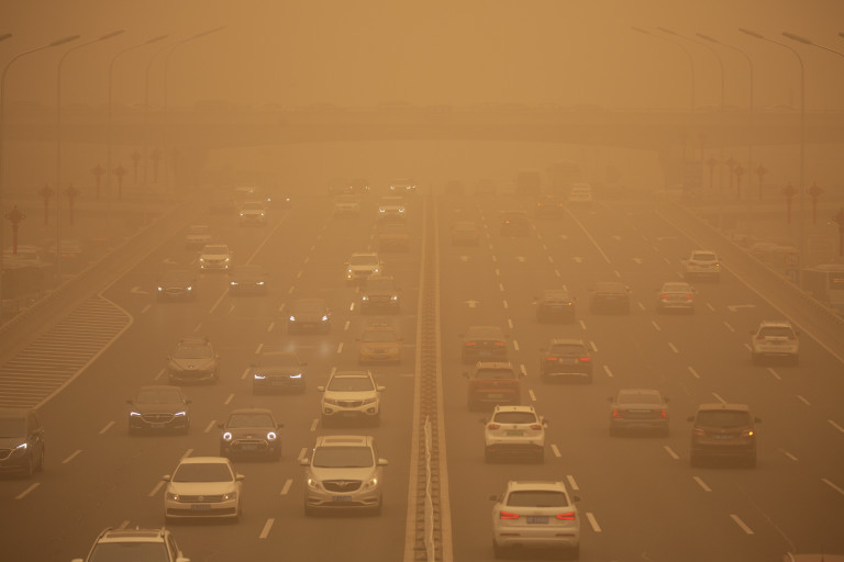 Cina: Pechino smog e tempesta di sabbia