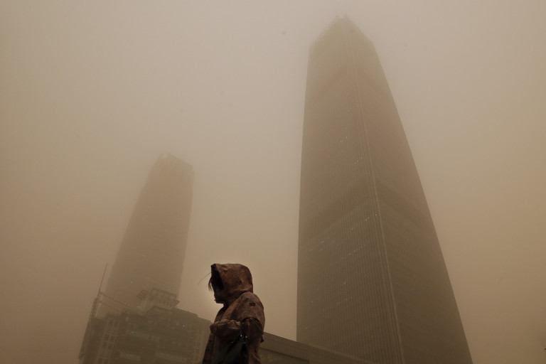 Cina: Pechino smog e tempesta di sabbia