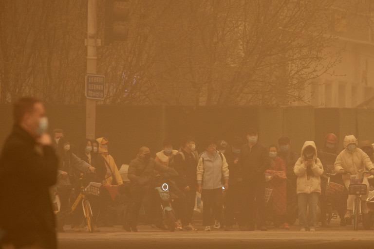 Cina: Pechino smog e tempesta di sabbia
