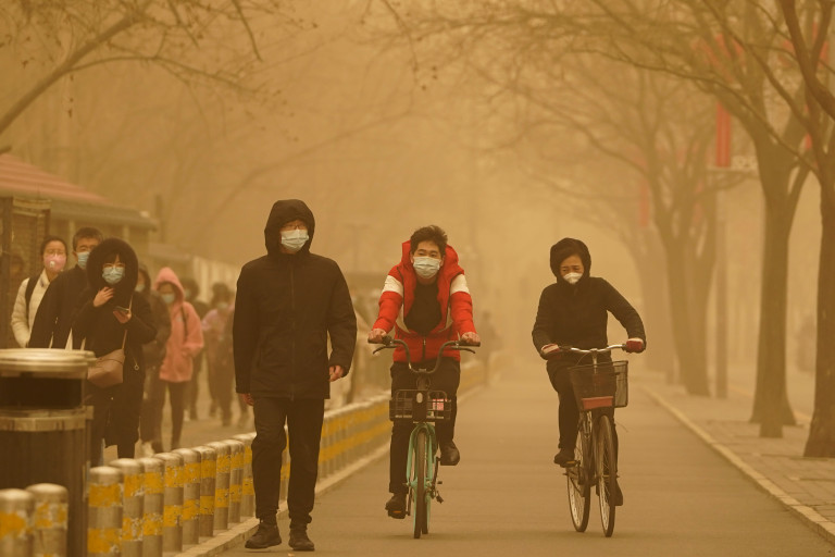 Cina: Pechino smog e tempesta di sabbia