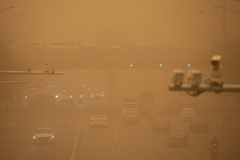 Cina: Pechino smog e tempesta di sabbia