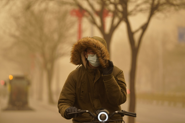 Cina: Pechino smog e tempesta di sabbia