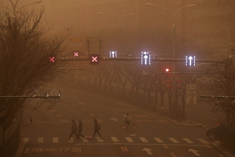 Cina: Pechino smog e tempesta di sabbia