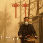 Cina: Pechino smog e tempesta di sabbia