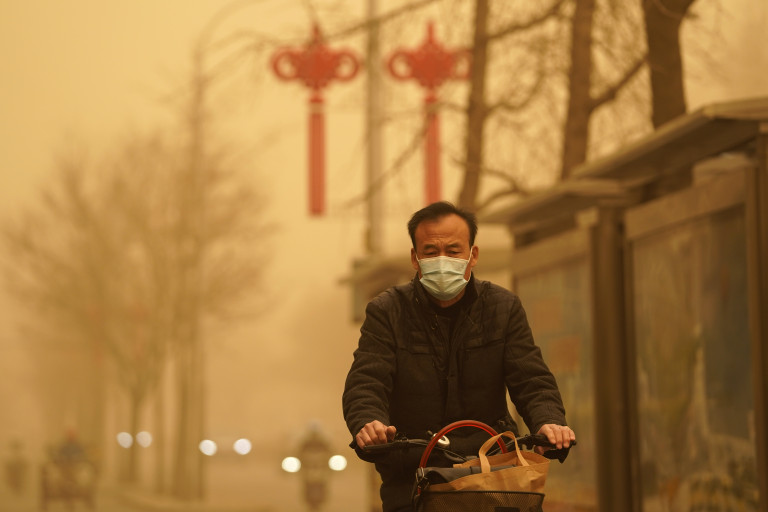 Cina: Pechino smog e tempesta di sabbia