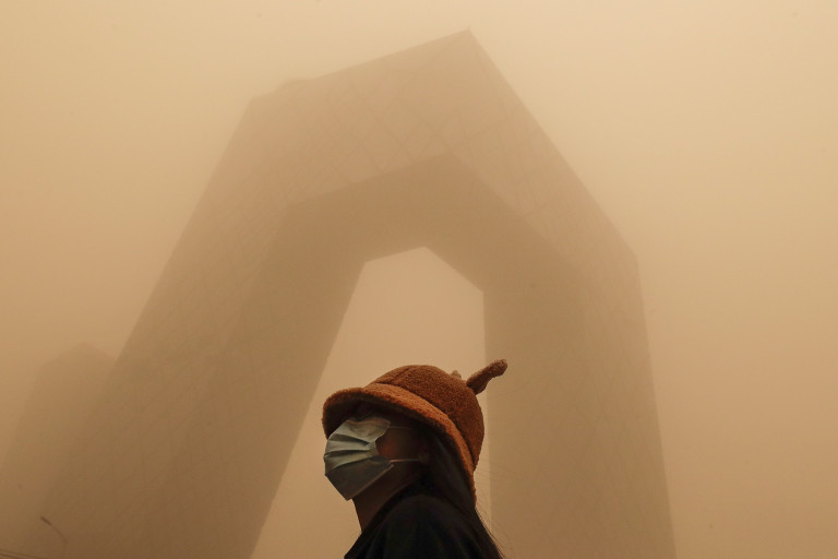 Cina: Pechino smog e tempesta di sabbia