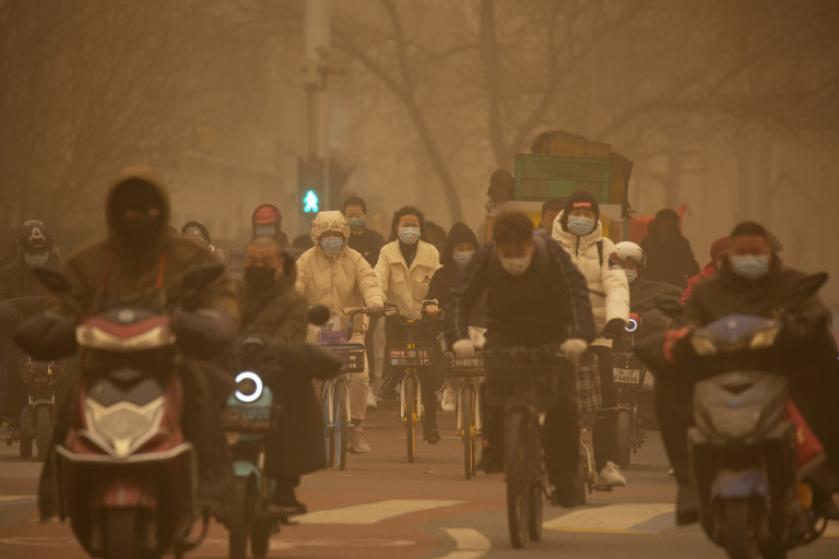 Cina: Pechino smog e tempesta di sabbia