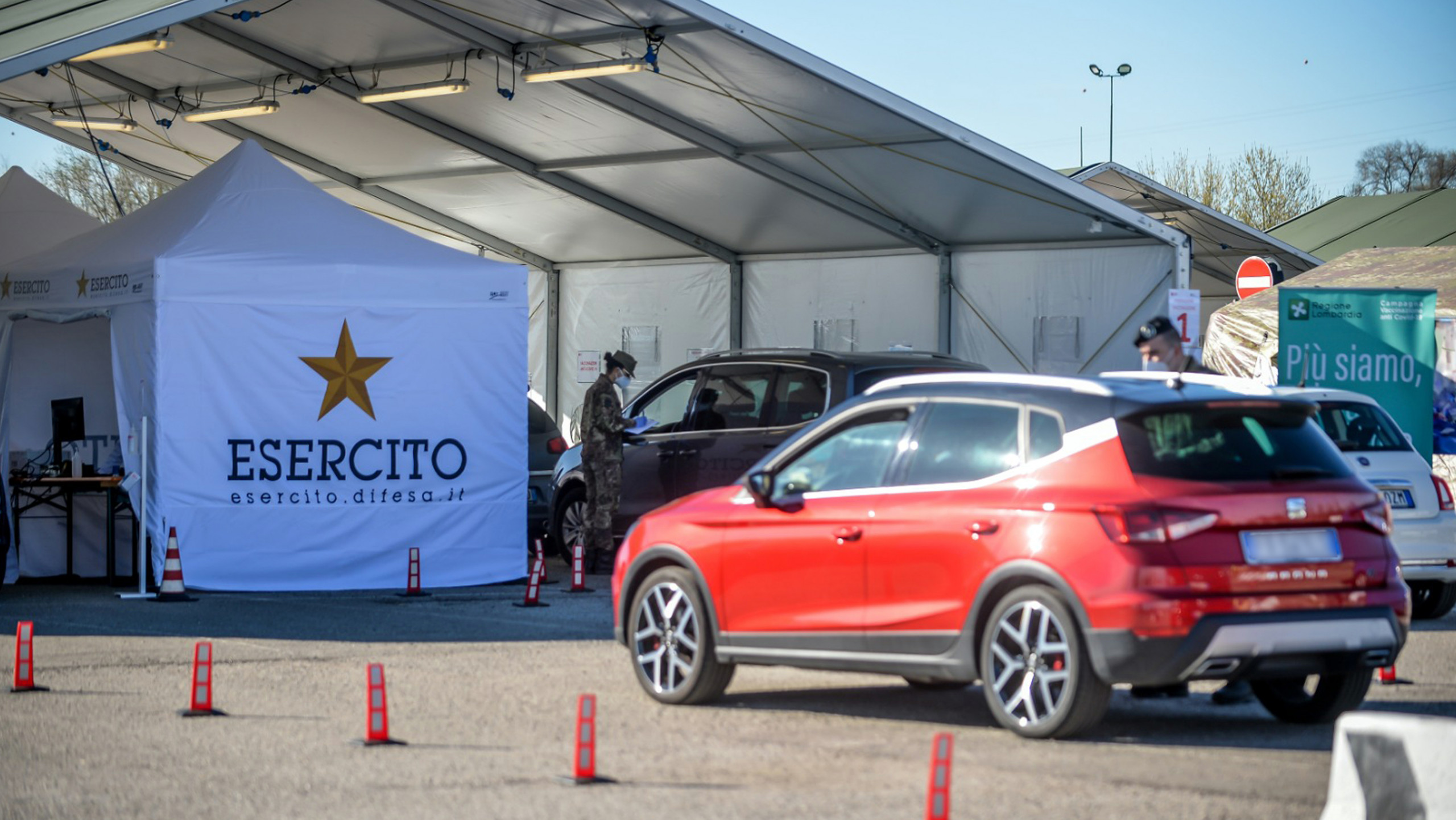 Vaccini anti Covid in auto a Milano, parte il primo drive through della Difesa