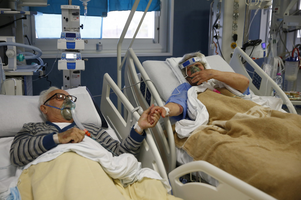 Galleria foto 'Covid, Rosina e Giuseppe ricoverati insieme a Roma: il saluto mano nella mano in ospedale – FOTOGALLERY' - foto 2