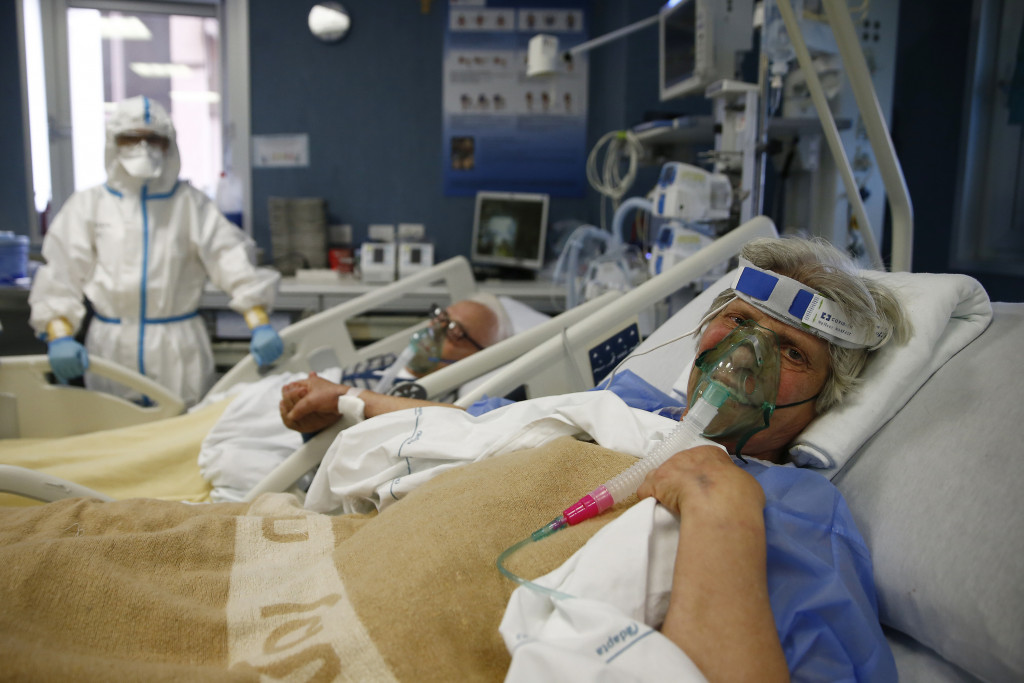 Galleria foto 'Covid, Rosina e Giuseppe ricoverati insieme a Roma: il saluto mano nella mano in ospedale – FOTOGALLERY' - foto 5