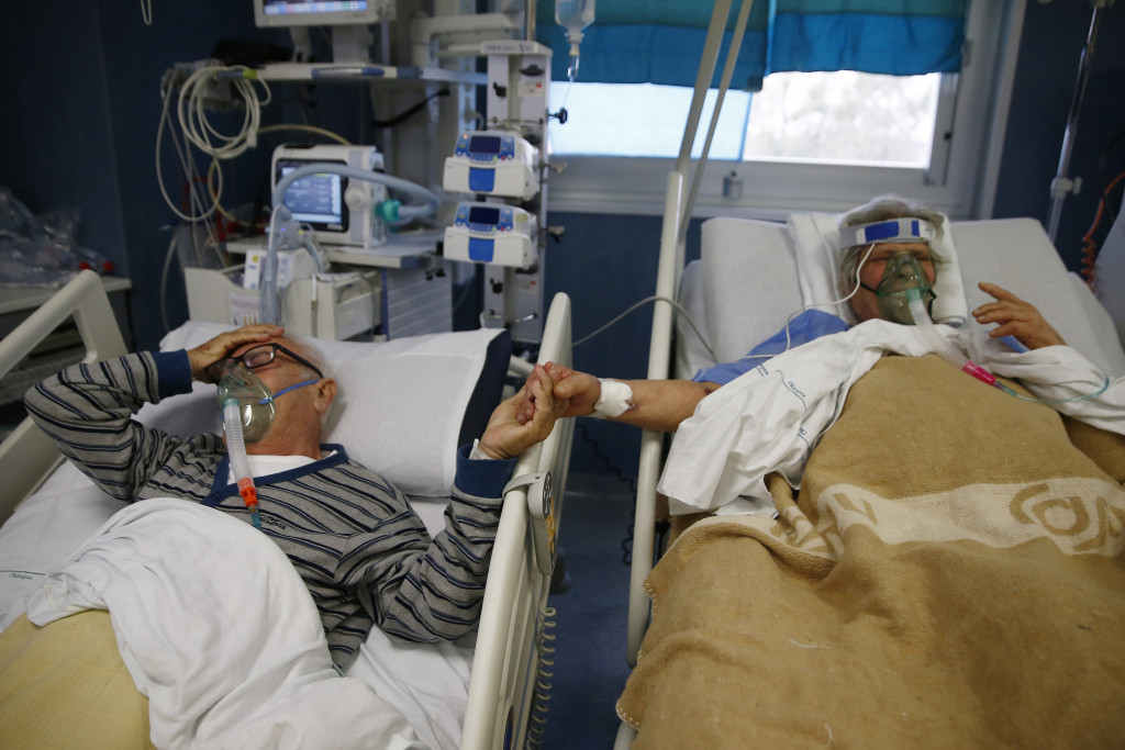 Galleria foto 'Covid, Rosina e Giuseppe ricoverati insieme a Roma: il saluto mano nella mano in ospedale – FOTOGALLERY' - foto 7