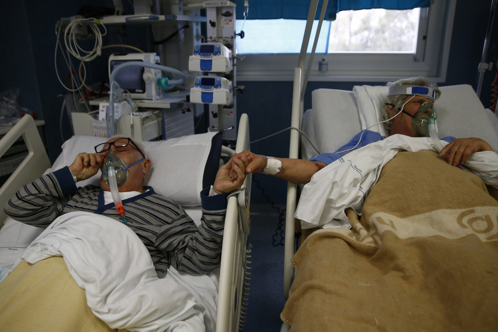 Galleria foto 'Covid, Rosina e Giuseppe ricoverati insieme a Roma: il saluto mano nella mano in ospedale – FOTOGALLERY' - foto 9