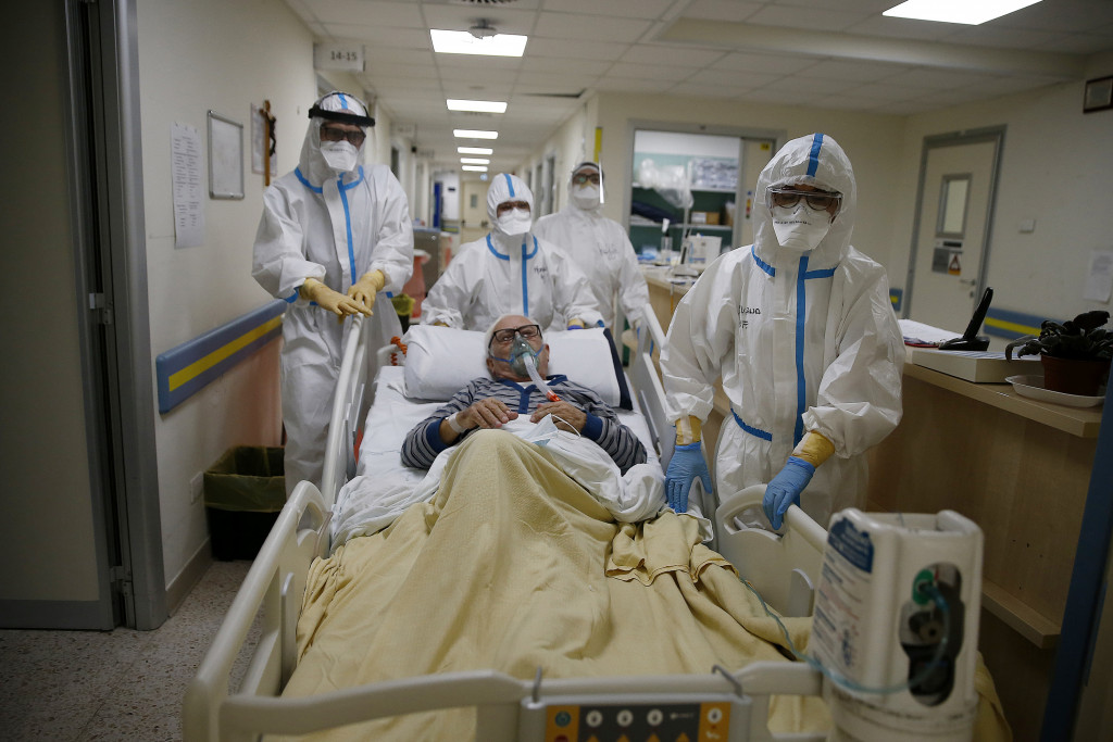 Galleria foto 'Covid, Rosina e Giuseppe ricoverati insieme a Roma: il saluto mano nella mano in ospedale – FOTOGALLERY' - foto 10