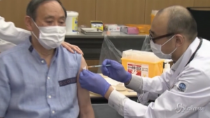 Suga riceve la prima dose del vaccino