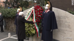 Mattarella depone una corona di fiori in via Fani