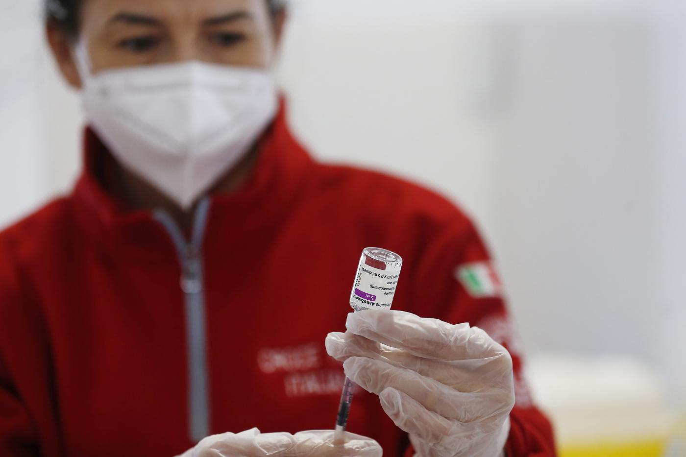 L’Aifa sospende AstraZeneca: saltano le prenotazioni, campagna a rischio