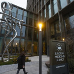 Astrazeneca, Ema: “Non ci sono prove che abbia provocato la trombosi”