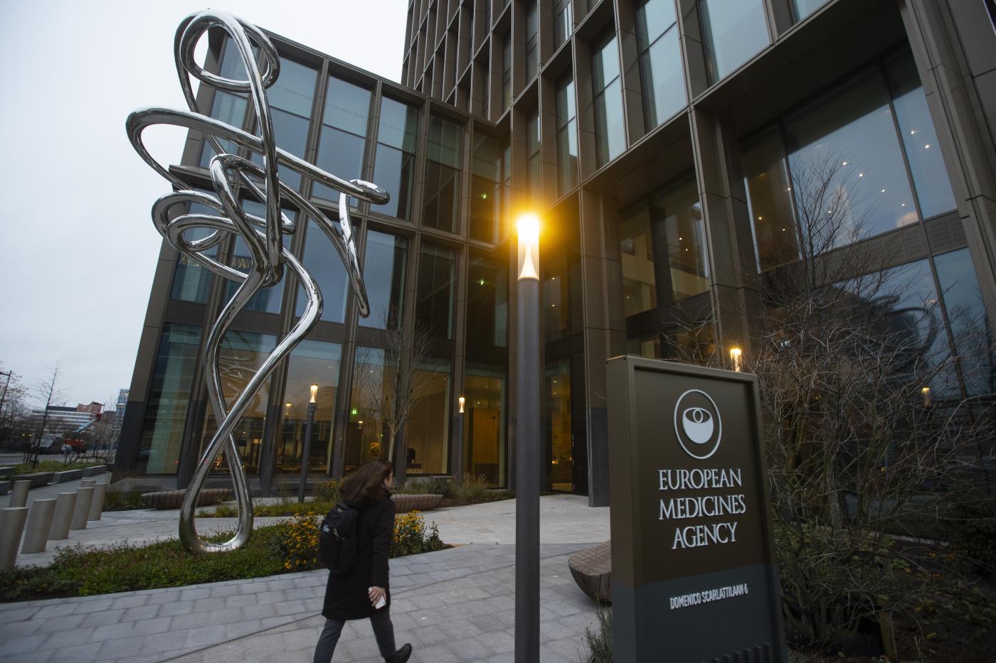 Astrazeneca, Ema: “Non ci sono prove che abbia provocato la trombosi” Astrazeneca, Ema: “Non ci sono prove che abbia provocato la trombosi”