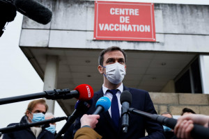 Olivier Veran si vaccina contro il Covid