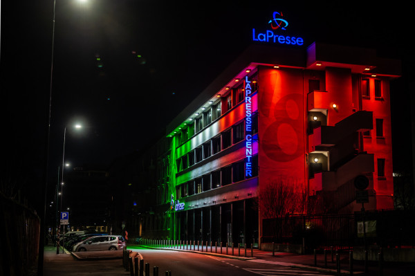 Sede LaPresse di via dell’Aprica a Milano con illuminazione tricolore