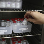 Vaccini, Ema rassicura su AstraZeneca. Draghi sente Macron: Ripartiremo se ok da Ue