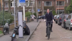Mark Rutte arriva al seggio in bicicletta