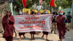protesta per le strade di Mandalay
