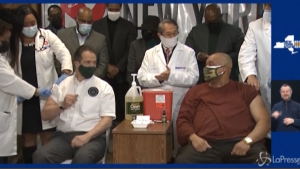 Cuomo vaccinato in una chiesa di Harlem