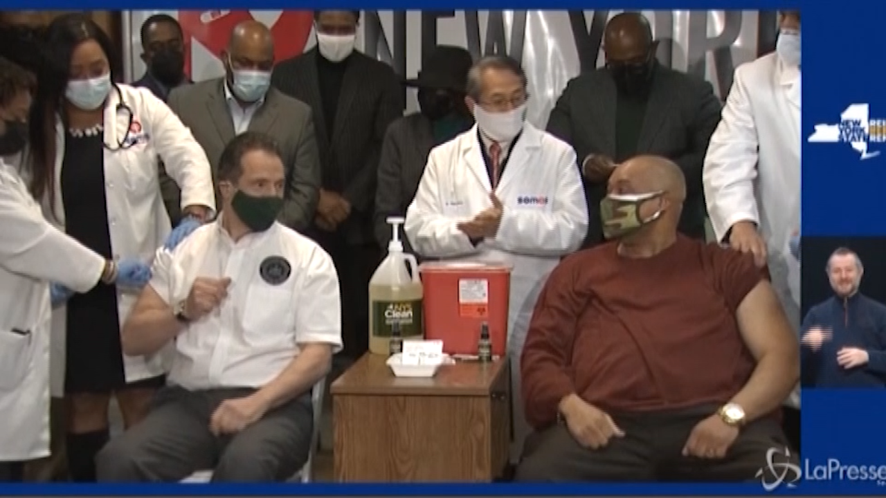 New York, il governatore Cuomo vaccinato in una chiesa di Harlem