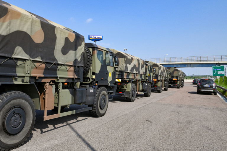 l'arrivo del convoglio al casello autostradale di Ferrara Sud
