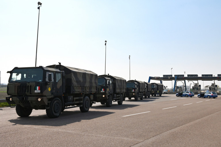 l'arrivo del convoglio al casello autostradale di Ferrara Sud