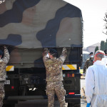 le salme vengono scaricate dal camion per la cremazione