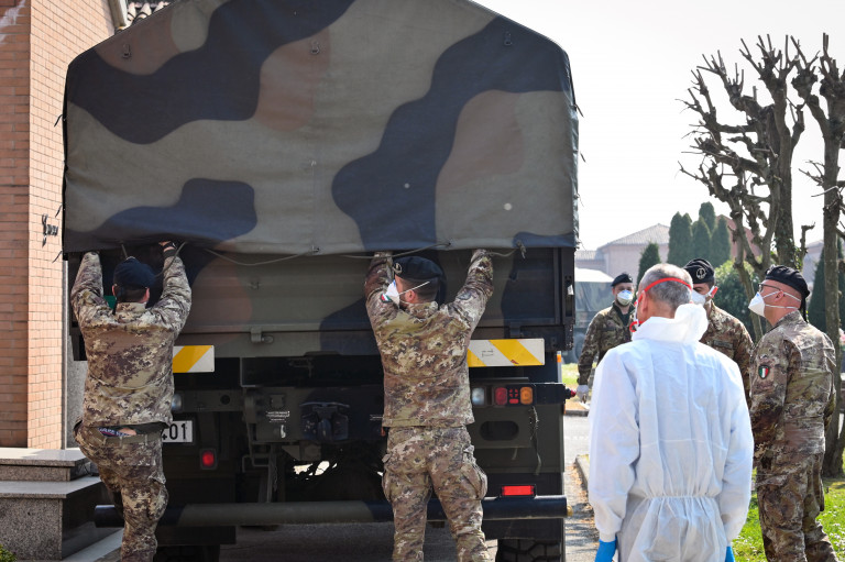 le salme vengono scaricate dal camion per la cremazione