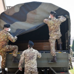 le salme vengono scaricate dal camion per la cremazione