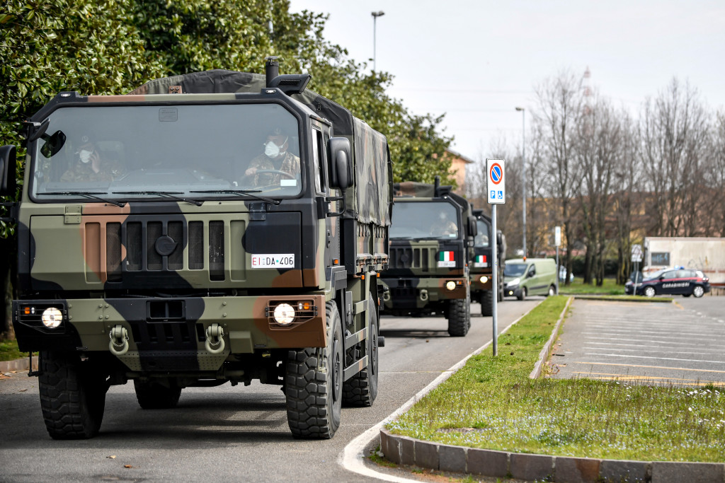 Galleria foto 'Bergamo, 18 marzo 2020: le bare dei morti di Covid sui camion dell’Esercito – LE IMMAGINI' - foto 22