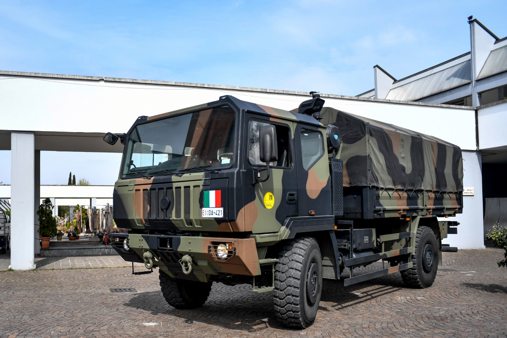 Galleria foto 'Bergamo, 18 marzo 2020: le bare dei morti di Covid sui camion dell’Esercito – LE IMMAGINI' - foto 6
