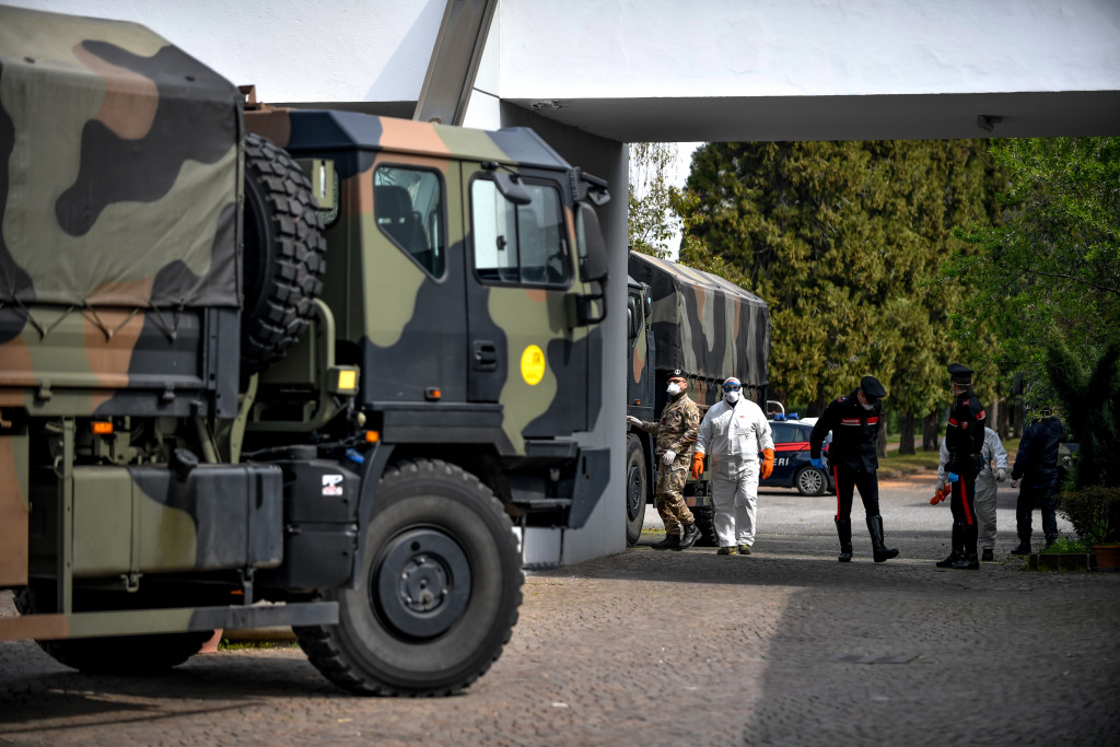 Galleria foto 'Bergamo, 18 marzo 2020: le bare dei morti di Covid sui camion dell’Esercito – LE IMMAGINI' - foto 8