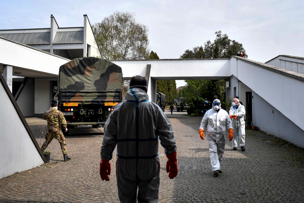Galleria foto 'Bergamo, 18 marzo 2020: le bare dei morti di Covid sui camion dell’Esercito – LE IMMAGINI' - foto 11