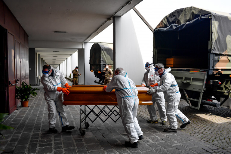 Arrivo al cimitero di Cinisello del trasporto di salme